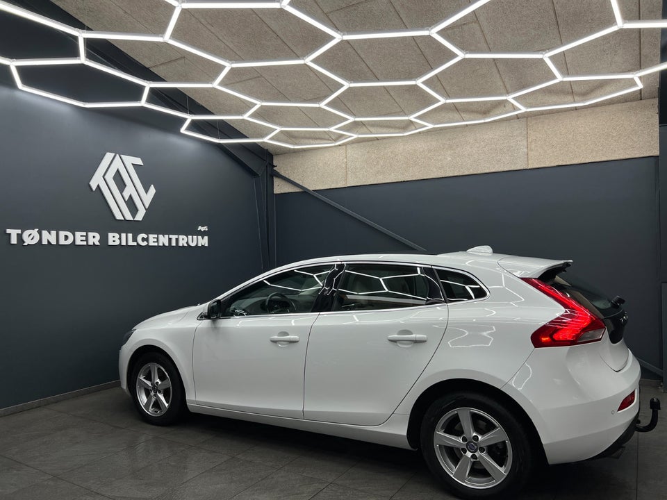 Volvo V40 2,0 T3 152 Momentum 5d