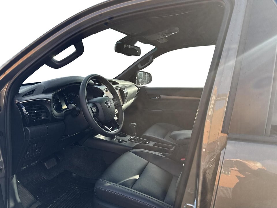 Toyota HiLux 2,8 D T4 Invincible Db.Kab aut. 4d