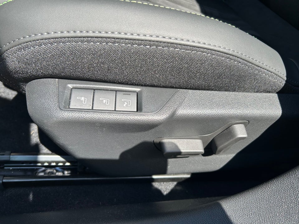 Peugeot e-208 50 GT 5d