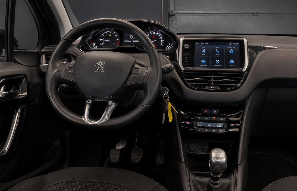 Peugeot 208 1,2 PureTech 110 Signature Sky 5d