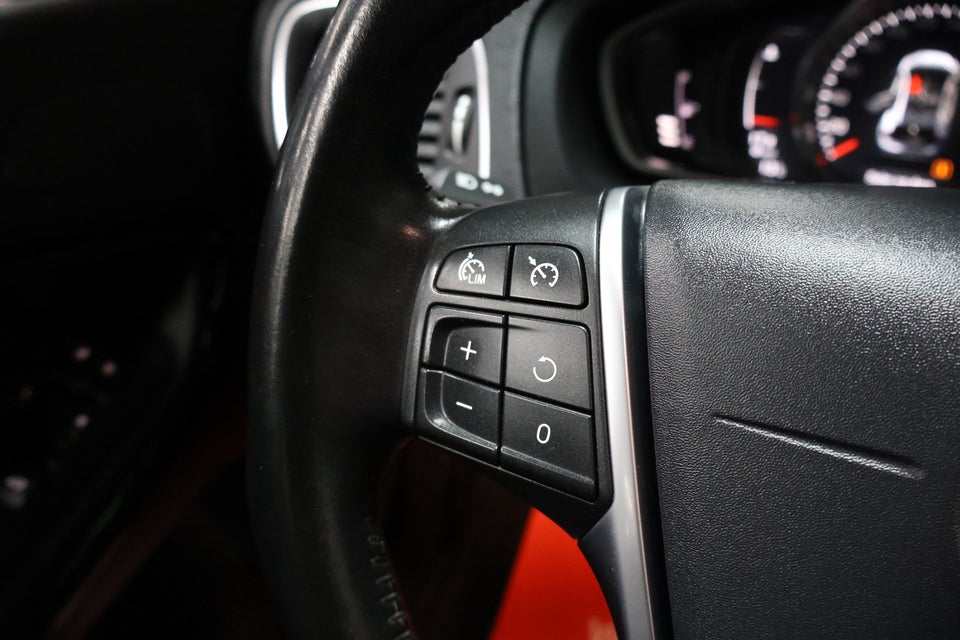 Volvo V40 2,0 D3 150 Momentum aut. 5d