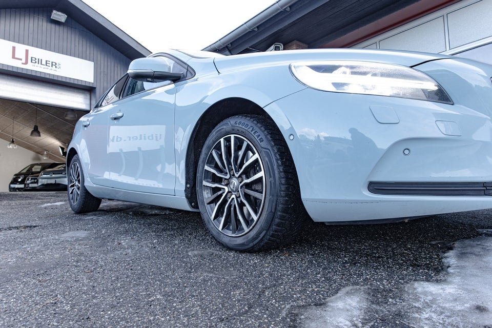 Volvo V40 2,0 D3 150 Momentum aut. 5d