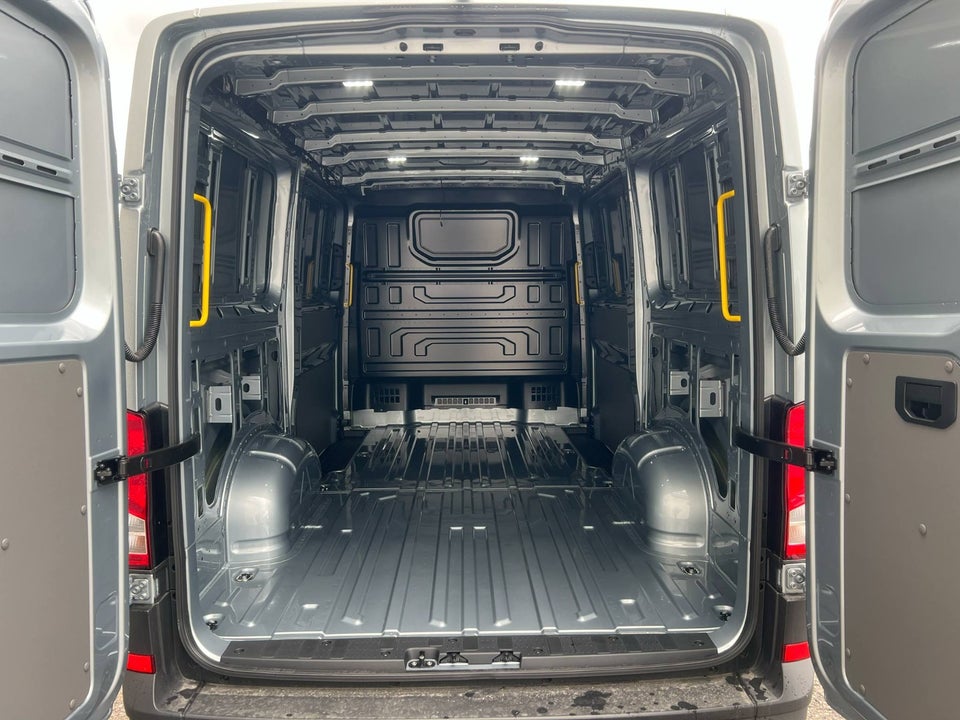 MAN TGE 2,0 3.200 Kassevogn L3H3 aut. FWD