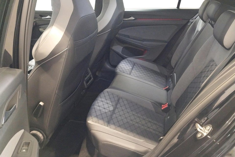 VW Golf VIII 2,0 TSi 190 R-line DSG 5d