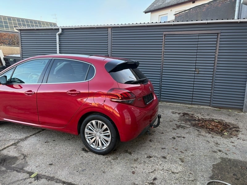 Peugeot 208 1,6 BlueHDi 100 Allure Sky 5d