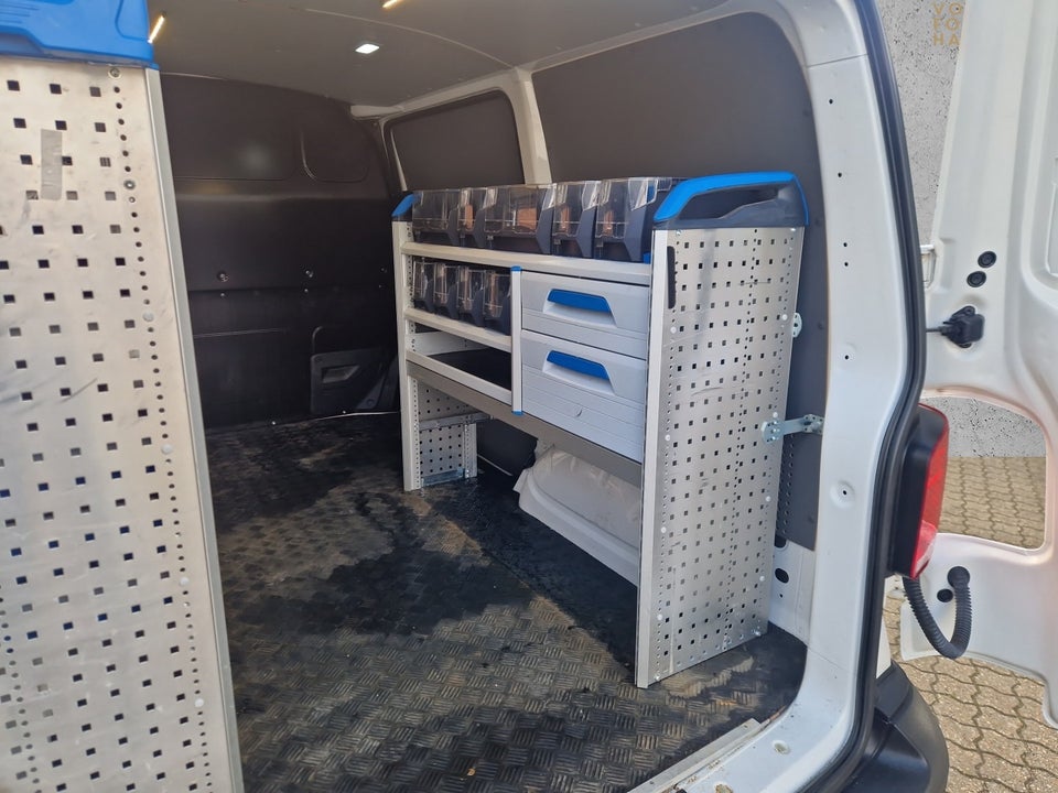 VW Transporter 2,0 TDi 110 Kassevogn kort