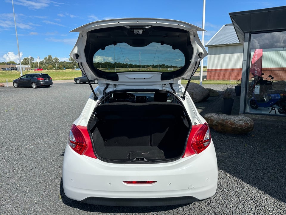 Peugeot 208 1,2 VTi Allure Sky 5d