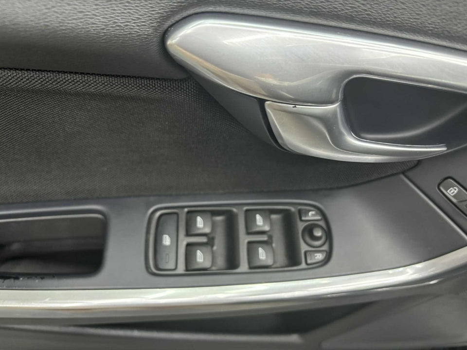 Volvo V60 1,6 DRIVe Momentum 5d