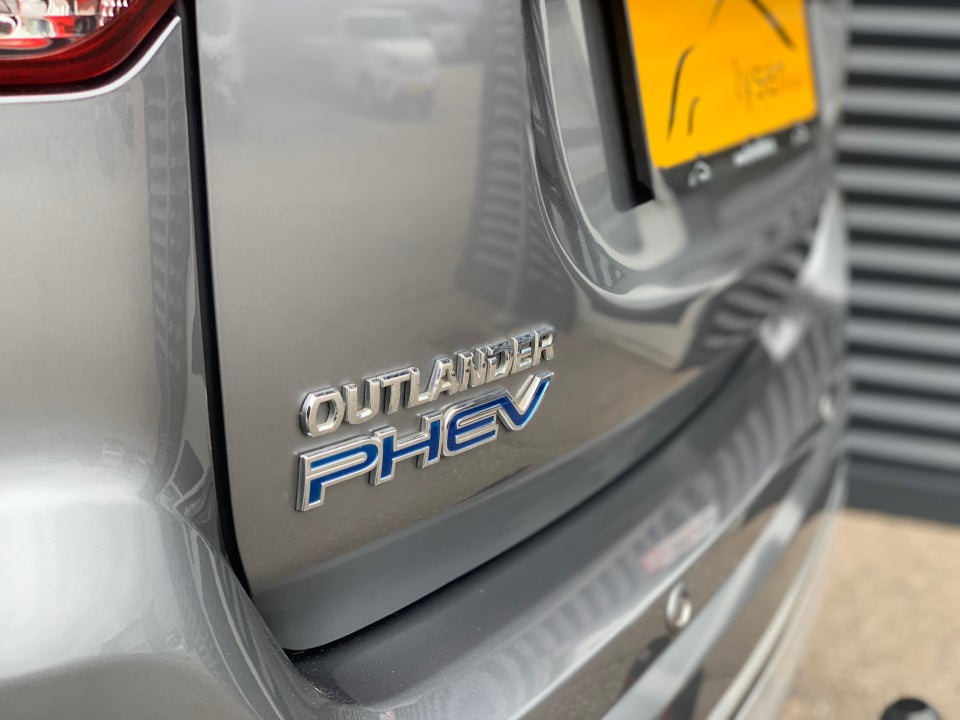 Mitsubishi Outlander 2,4 PHEV Instyle CVT 4WD Van 5d