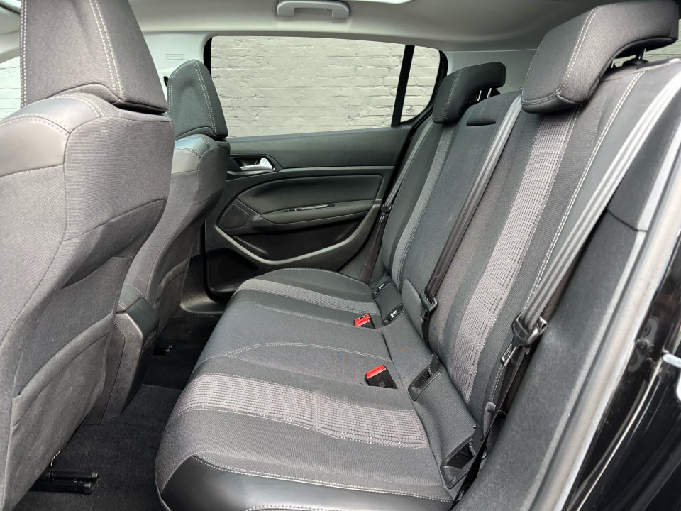 Peugeot 308 1,6 BlueHDi 120 Allure+ Sky 5d