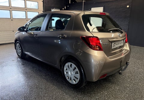 Toyota Yaris 2015 — miniature 4