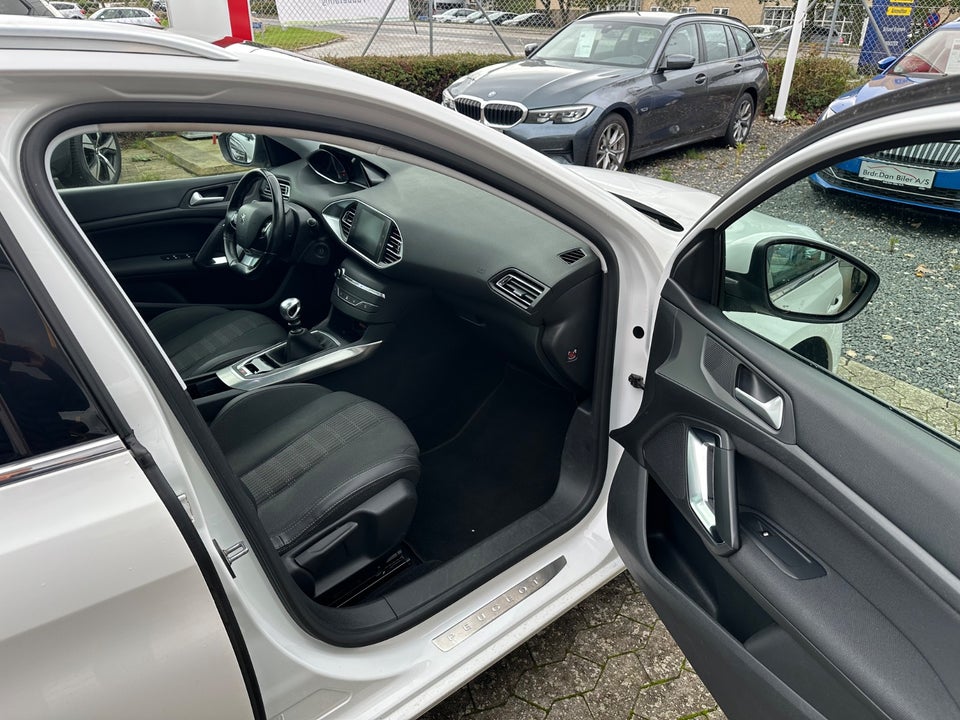 Peugeot 308 1,2 e-THP 130 Allure Sky SW 5d