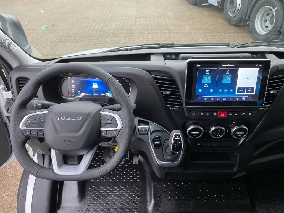 Iveco Daily 3,0 35S18 4100mm Box m/lift AG8