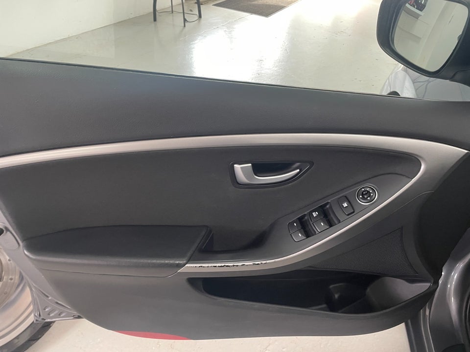 Hyundai i30 1,6 GDi Premium 5d