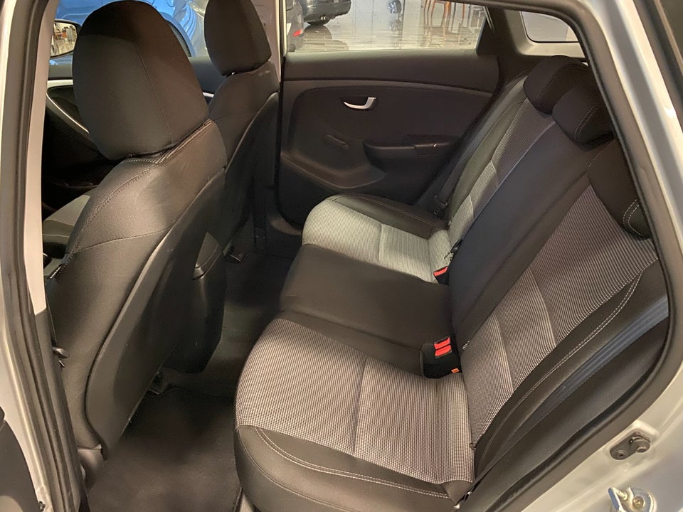 Hyundai i30 1,6 CRDi 110 Comfort CW Eco 5d