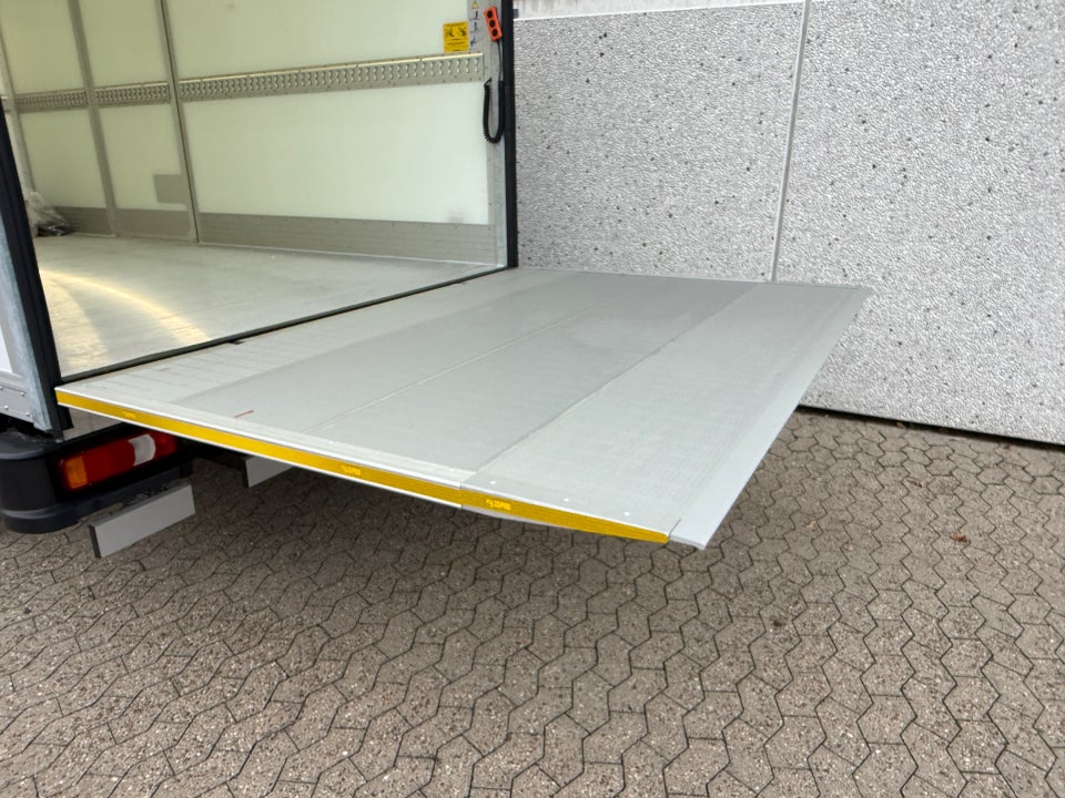 Iveco Daily 3,0 35S18 4100mm Box m/lift AG8