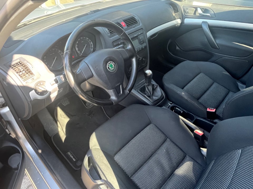 Skoda Octavia 1,6 FSi Ambiente 5d