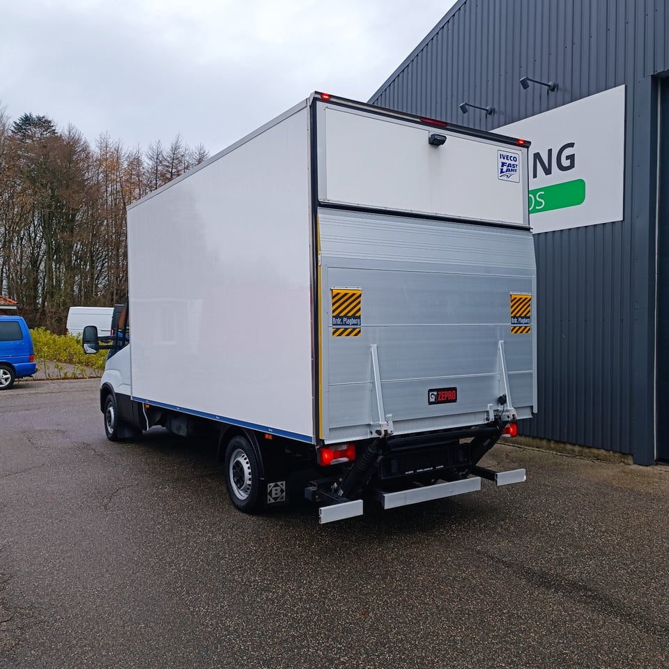 Iveco Daily 3,0 35S18 Box m/lift AG8 2d