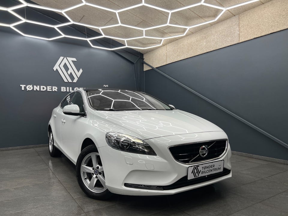 Volvo V40 2,0 T3 152 Momentum 5d