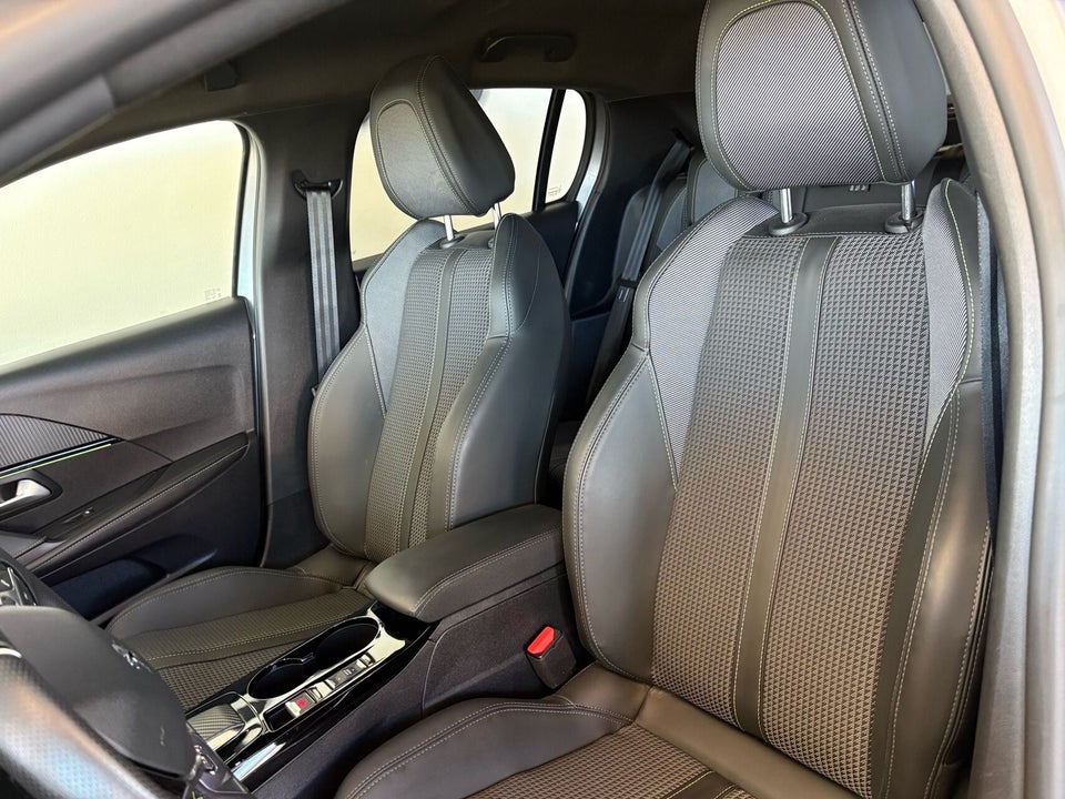Peugeot e-208 50 GT 5d