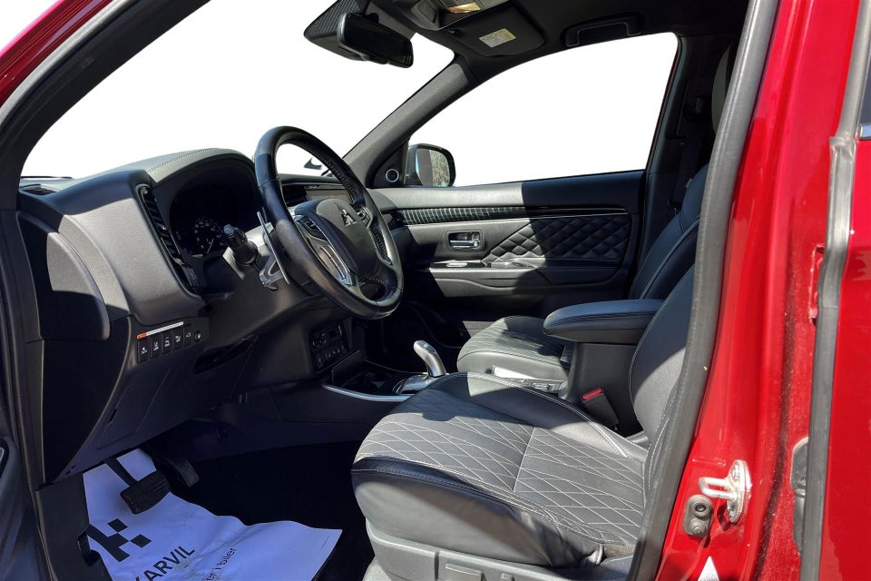 Mitsubishi Outlander 2,4 PHEV Luxury CVT 4WD 5d