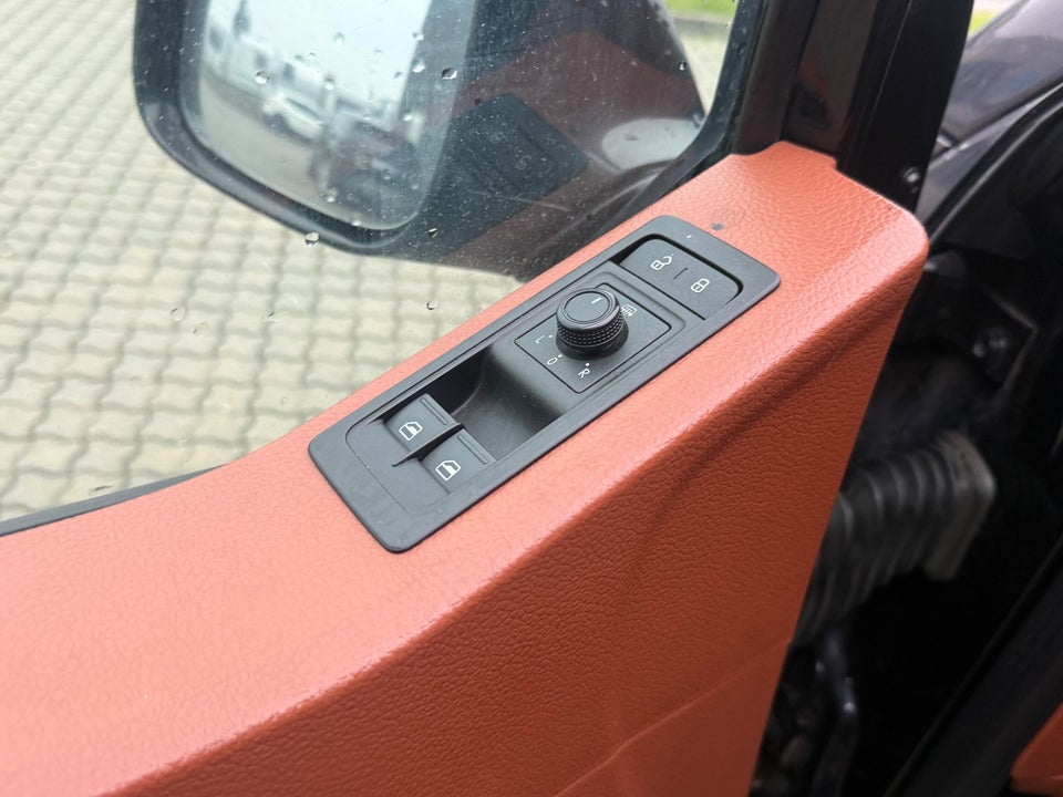 VW Transporter 2,0 TDi 140 Kombi lang 4d