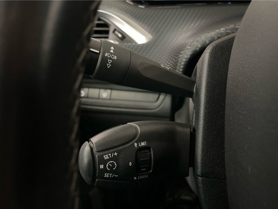 Peugeot 2008 1,2 e-THP 110 Selection Sky 5d