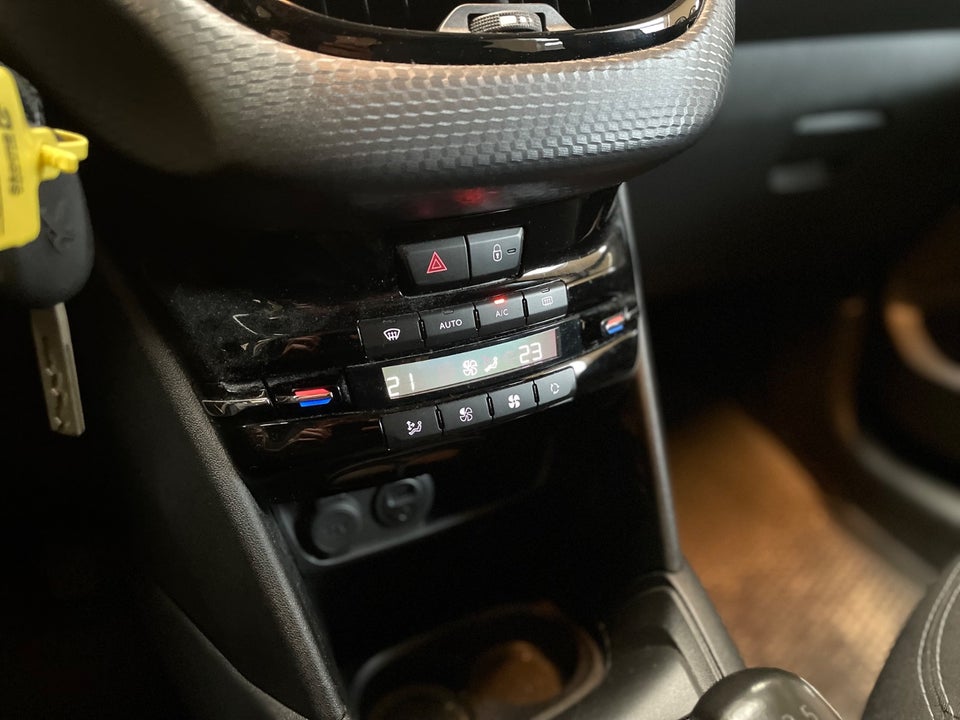 Peugeot 208 1,6 BlueHDi 100 Allure Sky 5d