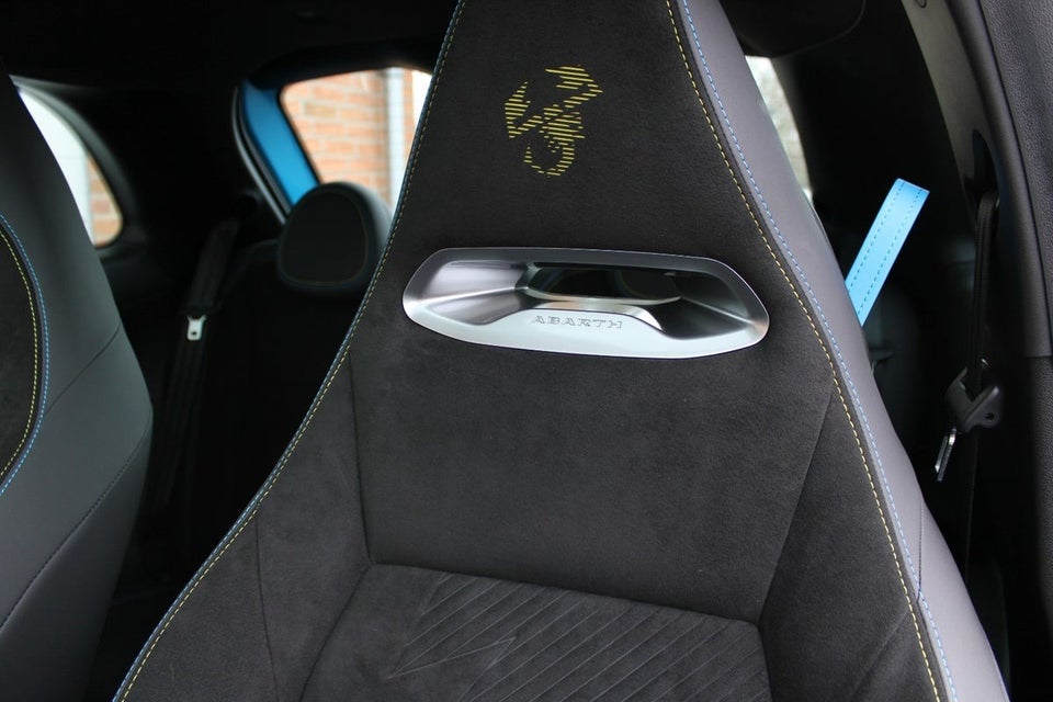 Abarth 500e Scorpionissima 3d