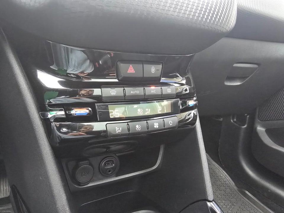 Peugeot 2008 1,2 e-THP 110 Allure Sky 5d