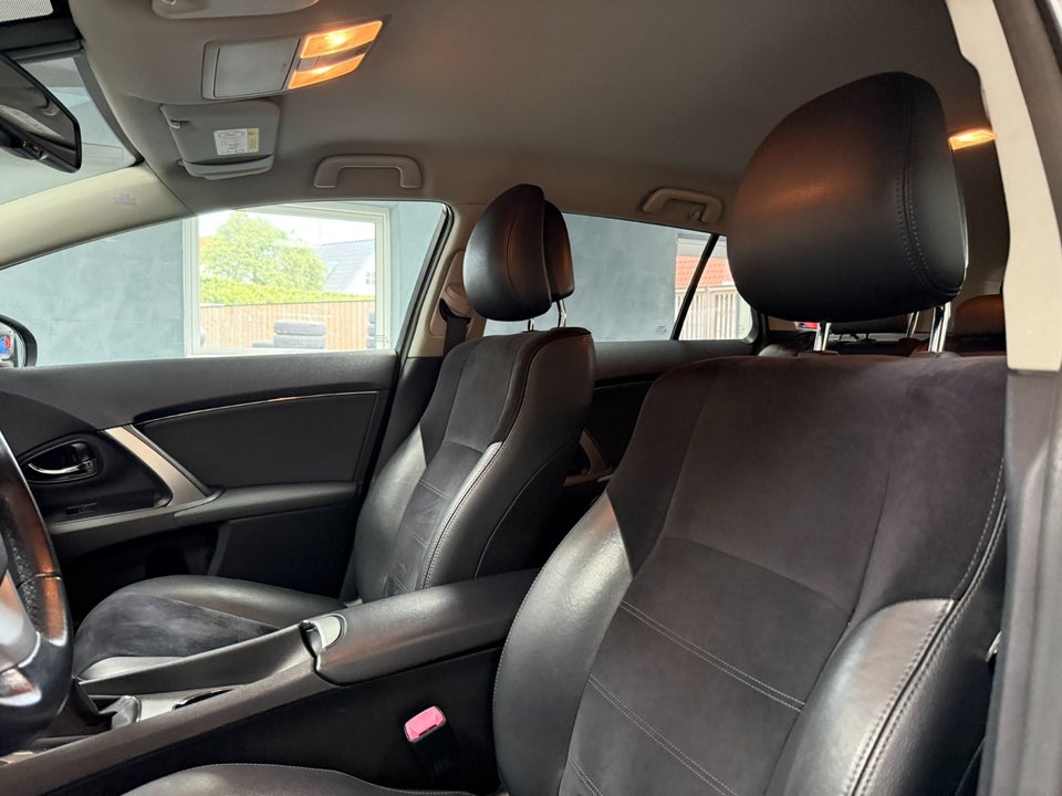 Toyota Avensis 1,8 VVT-i T2 Premium Touring Sports 5d