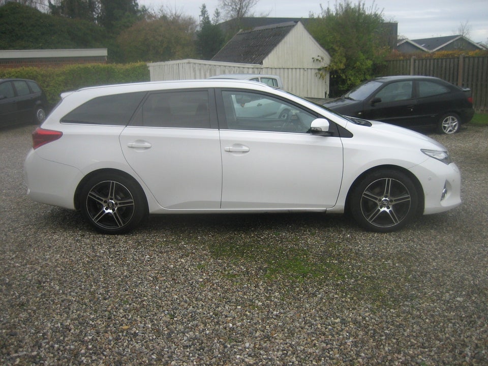 Toyota Auris 2,0 D-4D T2 Touring Sports Skyview 5d
