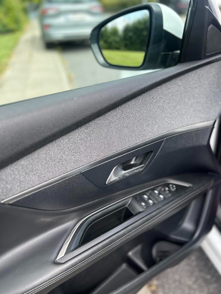 Peugeot 3008 1,2 e-THP 130 Allure 5d