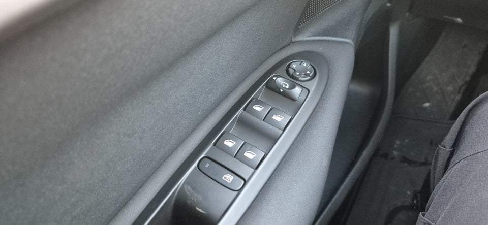 Citroën C4 1,6 BlueHDi 100 Feel Complet 5d