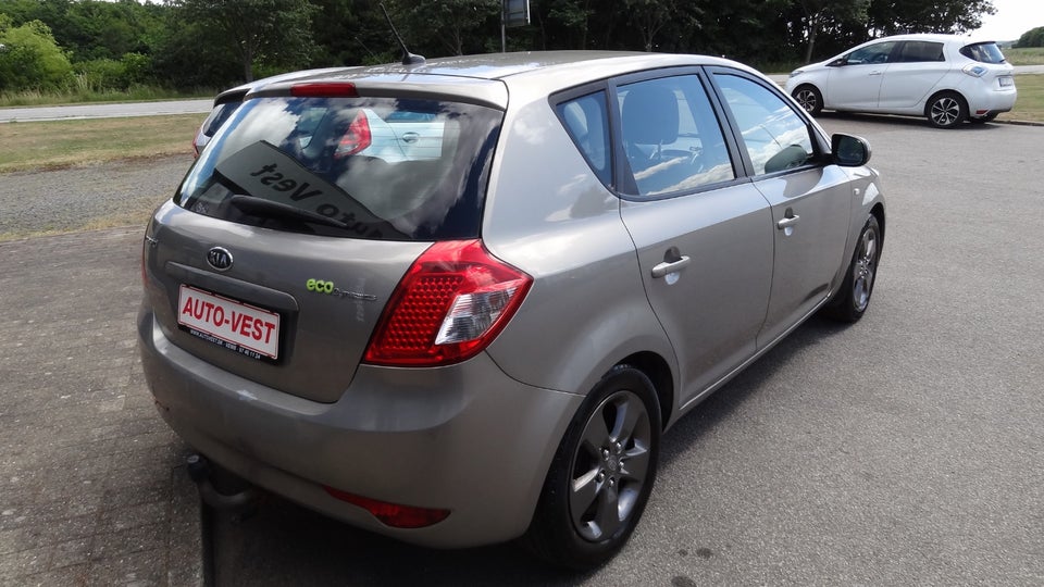 Kia Ceed 1,4 CVVT 90 Celebration 5d
