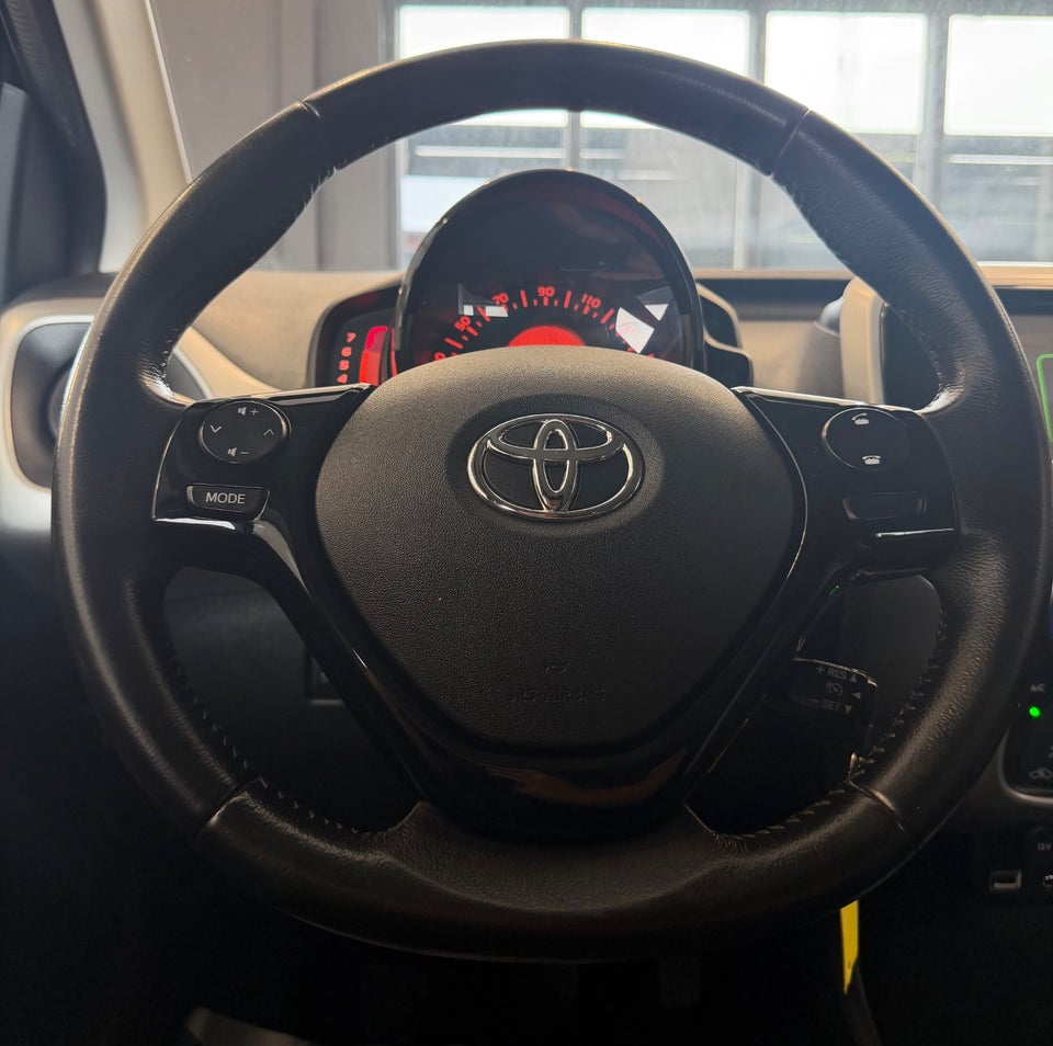 Toyota Aygo 1,0 VVT-i x-black 5d