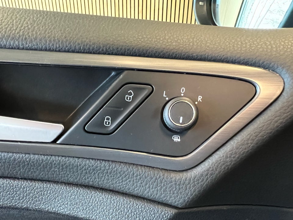 VW Golf VII 1,6 TDi 115 Comfortline Connect Variant 5d