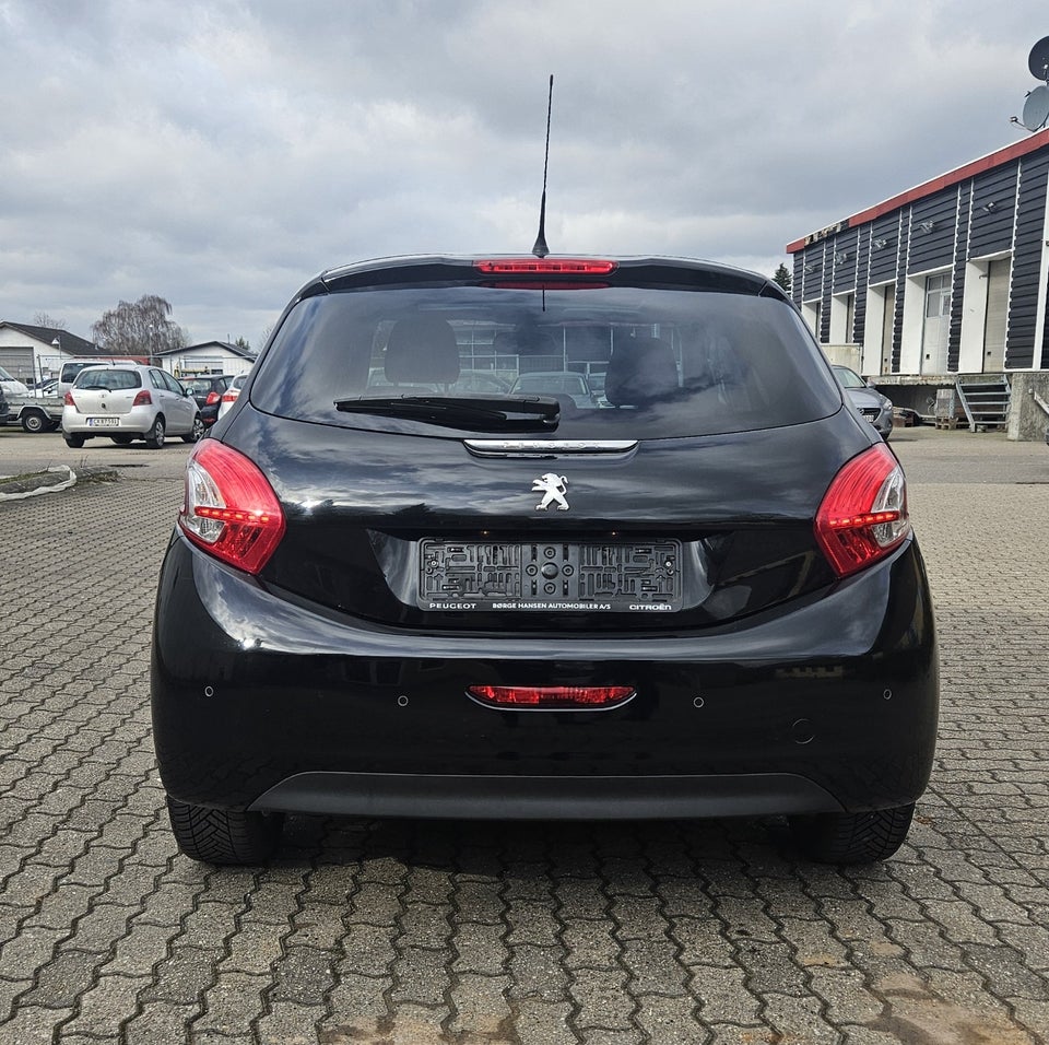 Peugeot 208 1,2 VTi Allure Sky 5d