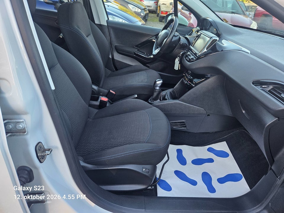Peugeot 208 1,2 VTi 82 Signature Sky 5d