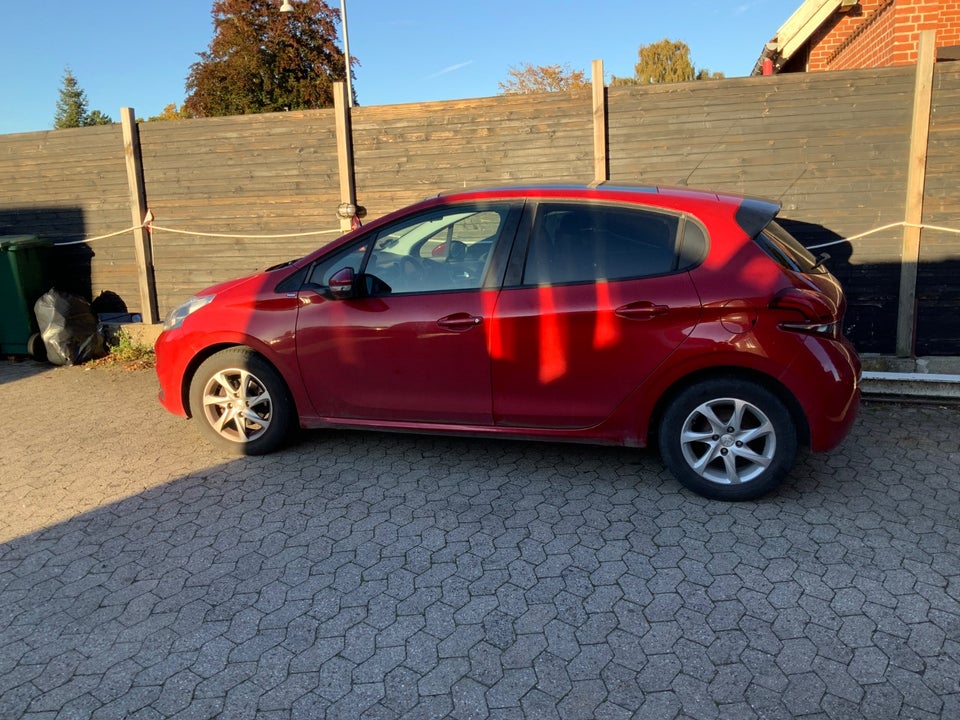 Peugeot 208 1,2 VTi 82 Allure Sky 5d