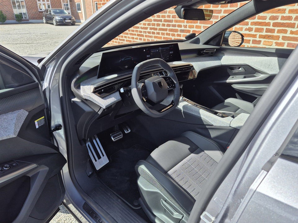 Peugeot e-3008 77 GT Pack 5d