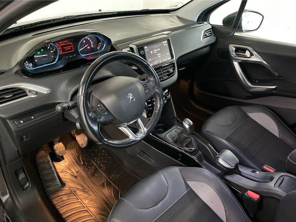 Peugeot 2008 1,2 e-THP 110 Selection Sky 5d