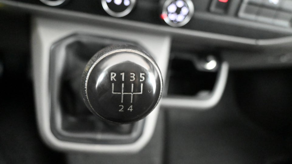 VW Transporter 2,0 TDi 110 Kassevogn kort