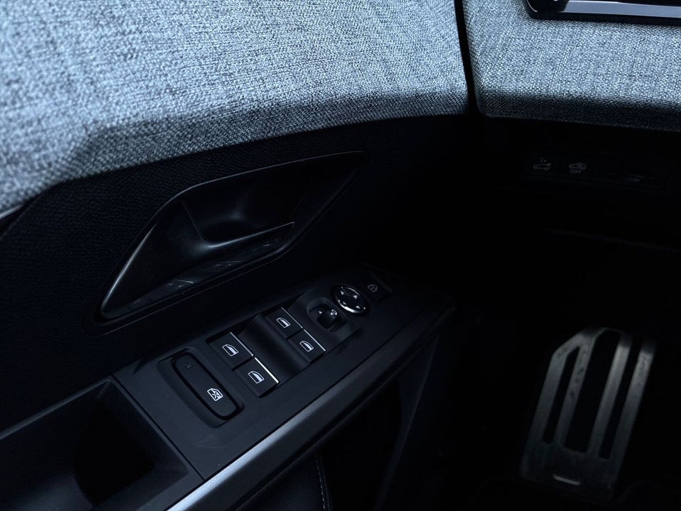 Peugeot e-3008 77 GT Pack 5d