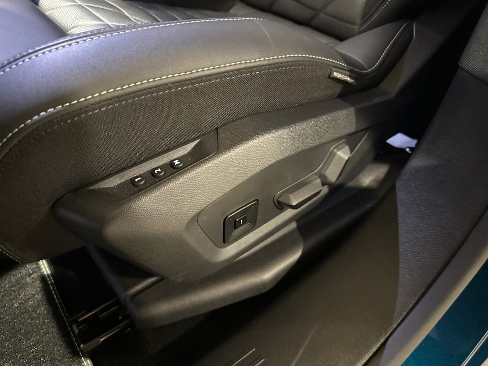 Peugeot e-3008 77 GT Pack 5d