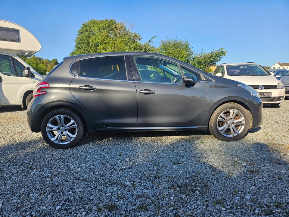 Peugeot 208 1,2 VTi Allure Sky 5d