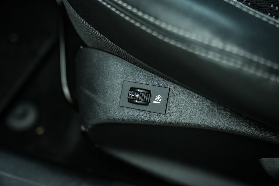 Peugeot 2008 1,6 BlueHDi 100 Allure Sky 5d