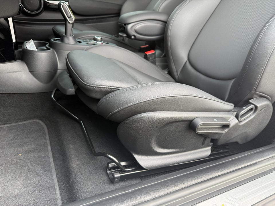 MINI Cooper SE Essential 3d