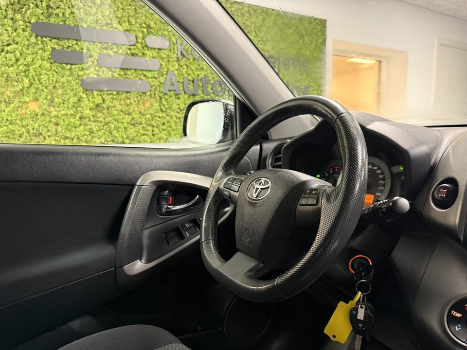 Toyota RAV4 2,2 D-CAT 150 T3 aut. 4x4 Van 5d