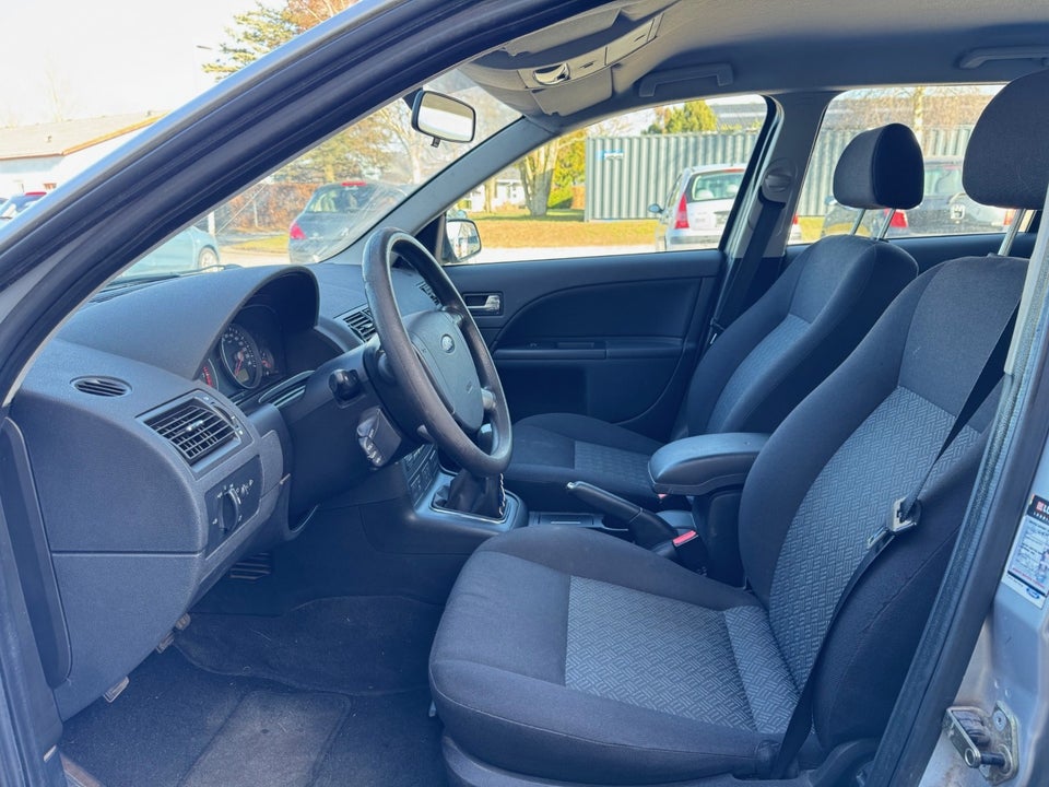 Ford Mondeo 1,8 110 Ambiente stc. 5d